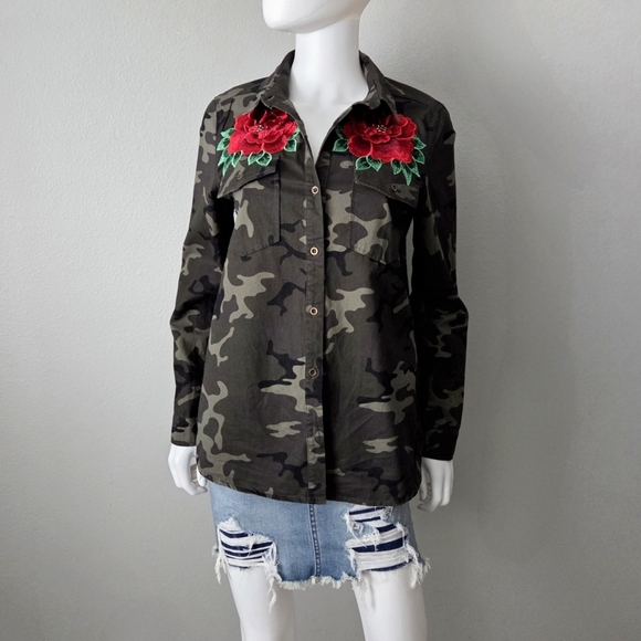 Love Tree Camo Long Sleeve Button Down W/ Red Roses & Pockets, Size Small - Picture 3 of 14